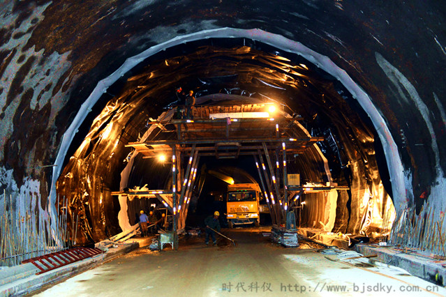 空壓機應(yīng)用行業(yè)分析-3-時代科儀-隧道掘進_副本.jpg 空壓機應(yīng)用行業(yè)分析-3-時代科儀-隧道掘進_副本.jpg